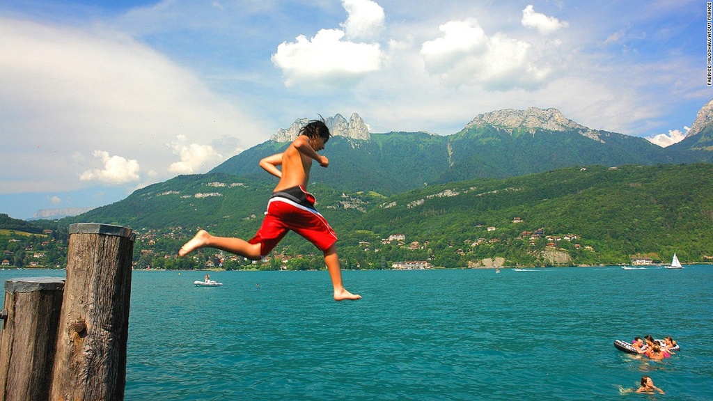 10. Hồ Annecy: Nằm ở dãy Alps gần Annecy, hồ Annecy là một trong những hồ nước trong vắt nhất thế giới.
