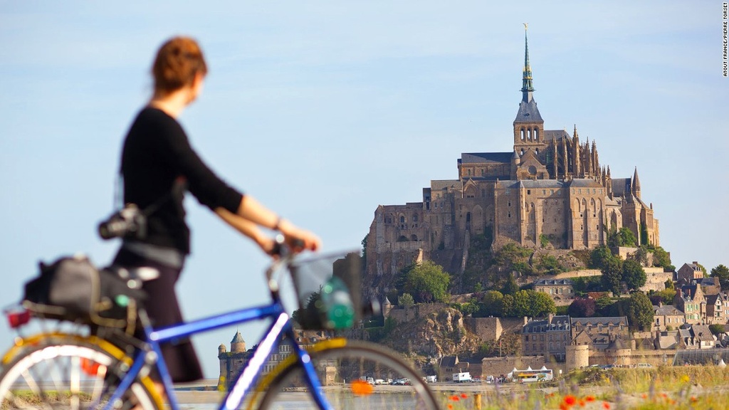 3. Mont Saint Michel: Cách bờ biển tây bắc vùng Normandy nước Pháp chỉ 600 m, Mont Saint Michel là di sản thế giới thu hút 3 triệu du khách mỗi năm. Đây là nơi có những tu viện từ thời trung cổ cổ kính và những cửa hàng lưu niệm xinh xắn. Điều đặc biệt là mỗi khi thủy triều lên, con đường nối đảo và đất liền bị biến mất dưới làn nước biển.