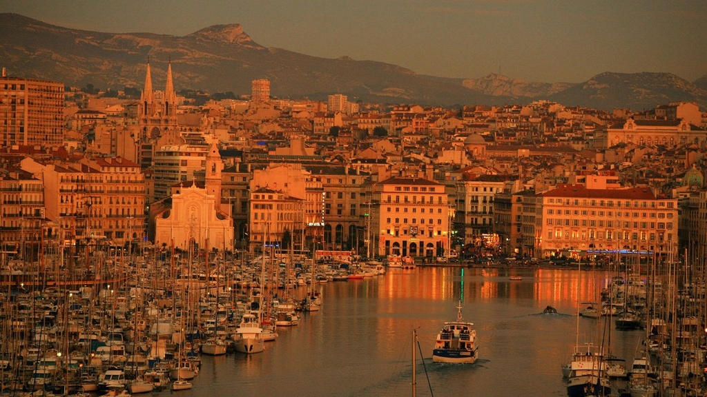 4. Marseille: Bến cảng lâu đời của Pháp này có ảnh hưởng của vùng Địa Trung Hải, phong phú về văn hóa và di sản. Đây cũng là nơi có những loại pizza ngon tuyệt.