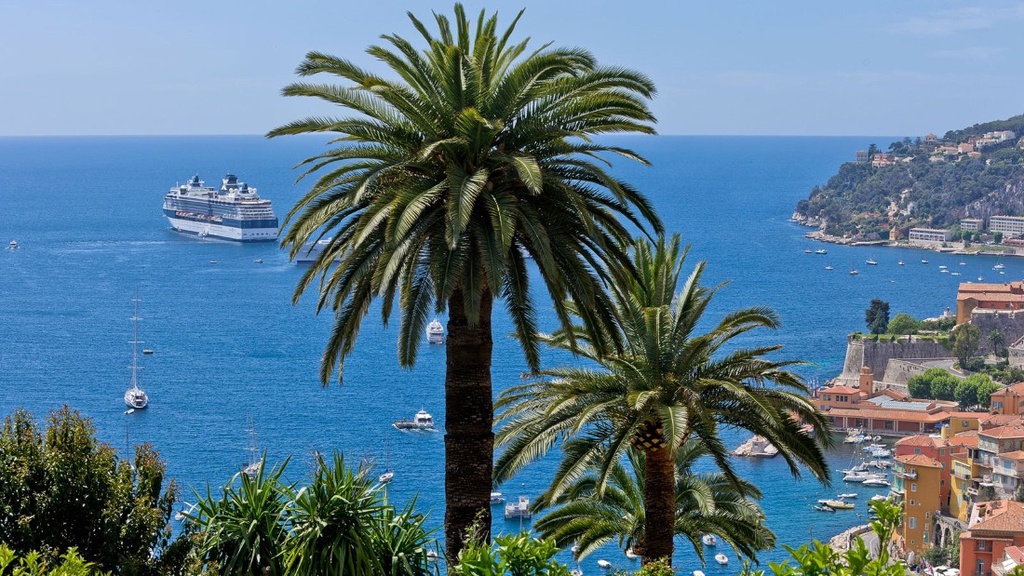 6. French Riviera: Vùng duyên hải Riviera bao gồm Nice, Cannes và Monte Carlo là nơi nổi tiếng đông đúc và đắt đỏ với những bãi biển tràn ngập ánh nắng mặt trời và những du thuyền siêu sang của các tỷ phú.