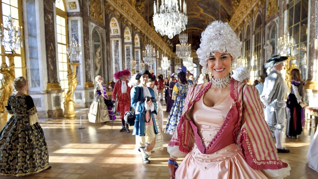 8. Château de Versailles: Nằm ở phía nam Paris, đây từng là thủ đô chính trị và có tòa án hoàng gia từ năm 1682 – 1789 với những cung điện tráng lệ, những bãi cỏ ngút tầm mắt hay những đài phun nước tuyệt đẹp.