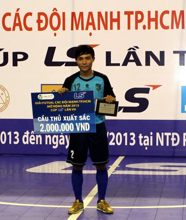 Tuyen thu Futsal da bong kiem tien nuoi 3 em an hoc hinh anh