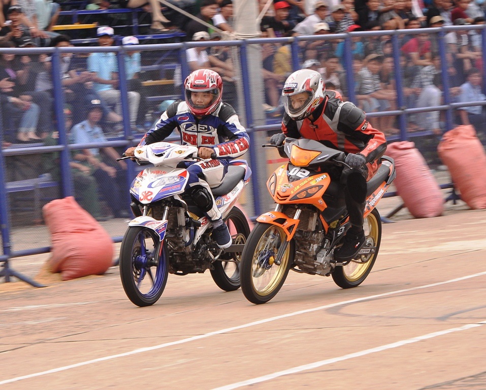 Khan gia treo tuong, leo cay xem dua mo to Binh Duong hinh anh