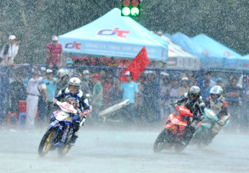 Cac tay dua boc dau om cua ngoan muc trong troi mua hinh anh