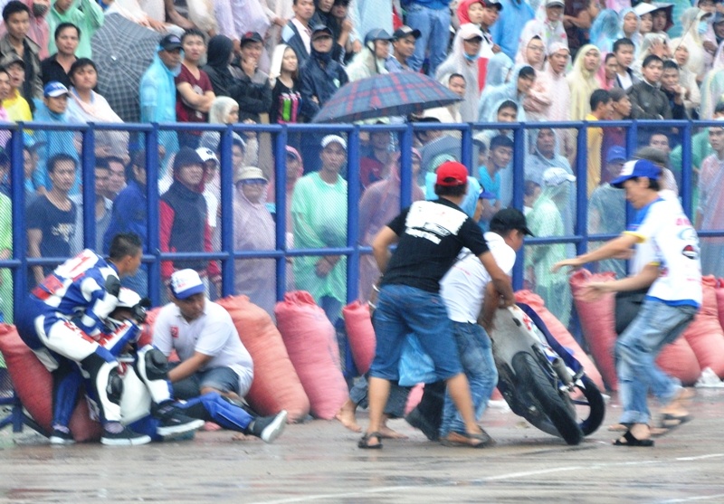 Va cham kinh hoang tai giai dua xe mo to Binh Duong hinh anh