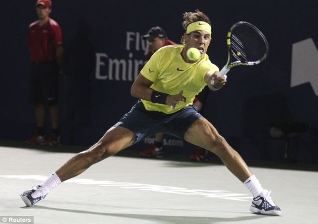 Novak Djokovic tuc gian vi bi Nadal danh bong trung mat hinh anh