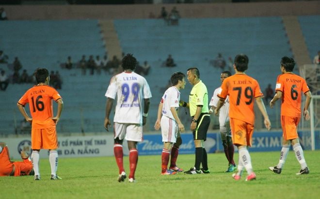 Bat trong tai, thu quan tuyen Viet Nam chia tay V.League hinh anh