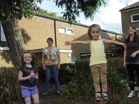 Be gai 3 tuoi bi canh sat cam choi vi 'quay pha' hinh anh