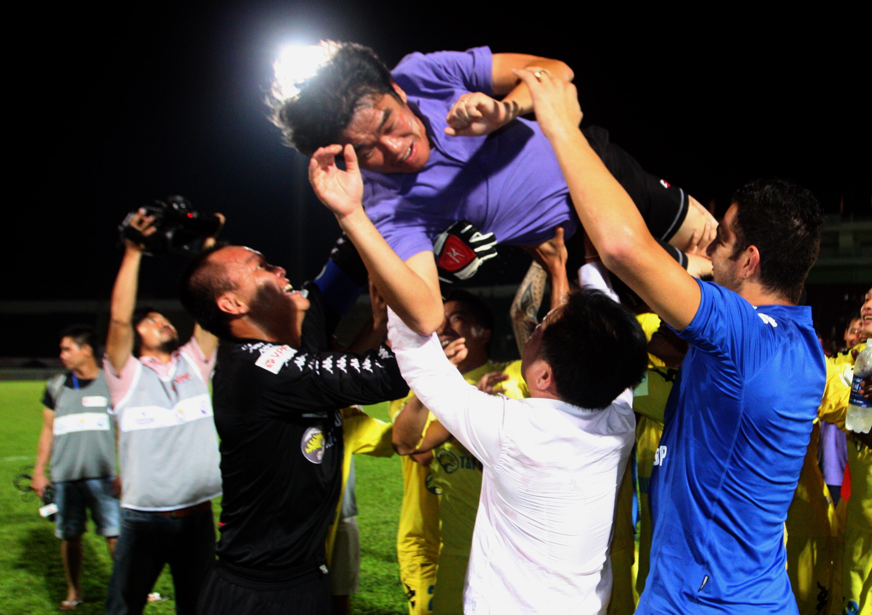 Cau thu Ha Noi T&T nhay theo nhac san an mung vo dich hinh anh