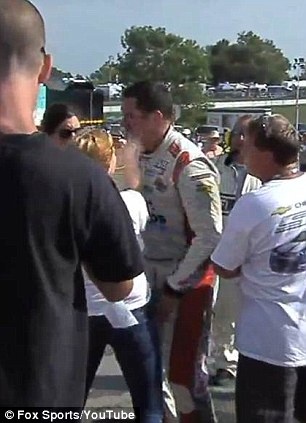 Tay dua NASCAR bi ban gai doi thu tat sai quai ham hinh anh