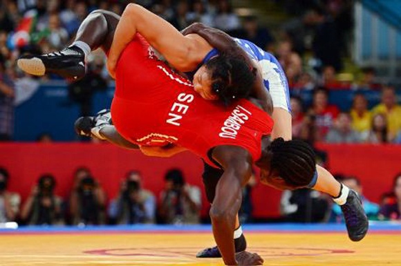 Tokyo dang cai Olympic, vat duoc dua tro lai thi dau hinh anh