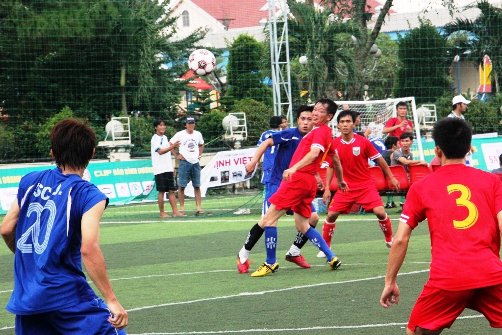 Khai mac giai bong da doanh nhan lon nhat Binh Duong hinh anh