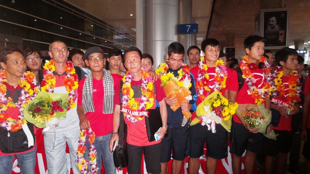 U19 Viet Nam tro ve nhu nhung nguoi hung hinh anh