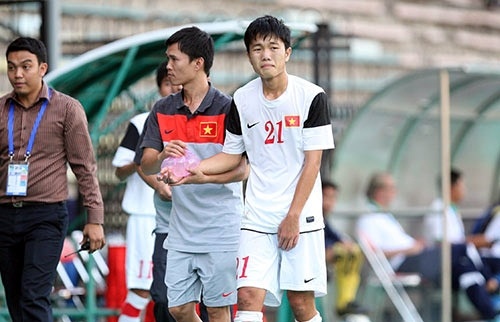 Bau Duc ra lenh dieu tri dac biet cho hai cau thu U19 hinh anh