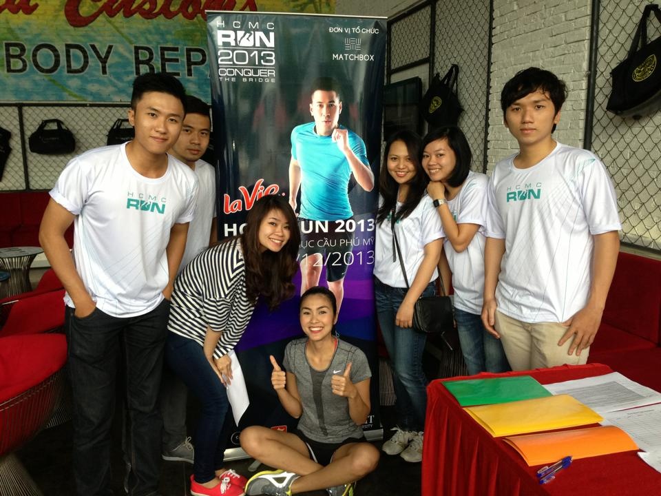 Hon 1.000 nguoi ‘Chinh phuc cau Phu My’ cung Tang Thanh Ha hinh anh