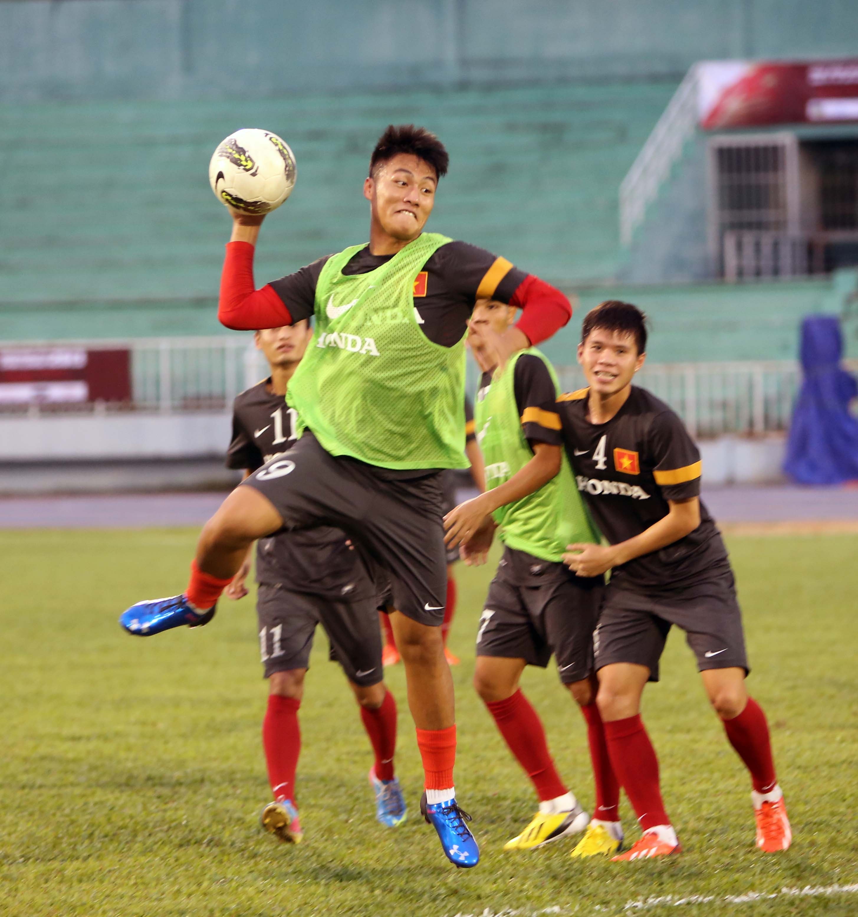 U23 Viet Nam choi bong nem truoc tran gap Galatasaray hinh anh