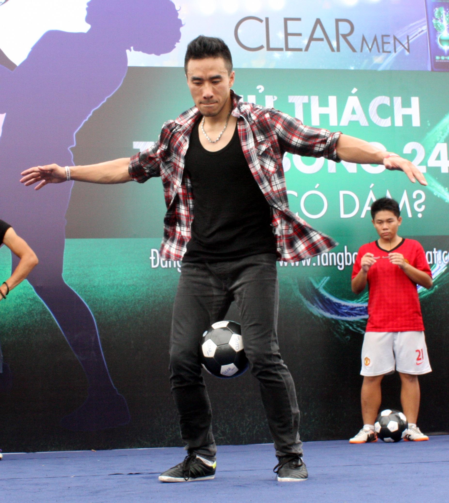 Nam The Man tim kiem tai nang tang bong nghe thuat VN hinh anh