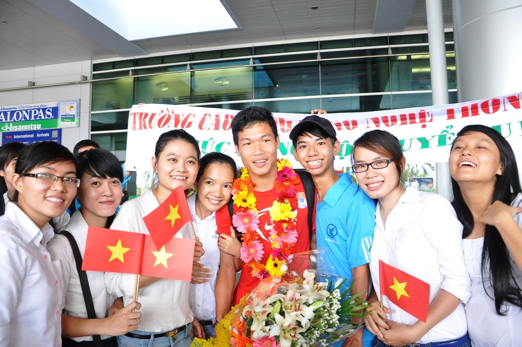 Vua xuong san bay, cau thu U19 bi moc trom dien thoai hinh anh