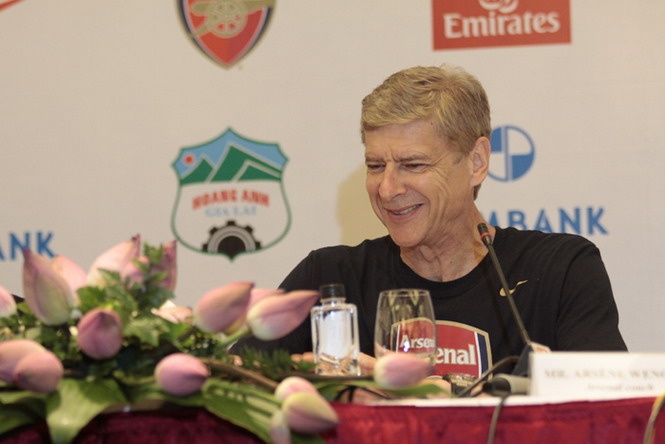 HLV Wenger chuc mung, chao don U19 VN den Arsenal hinh anh