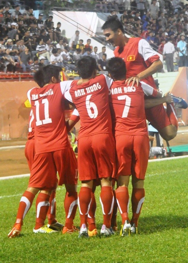 Thang nghet tho tren cham phat den, U21 Viet Nam vo dich hinh anh