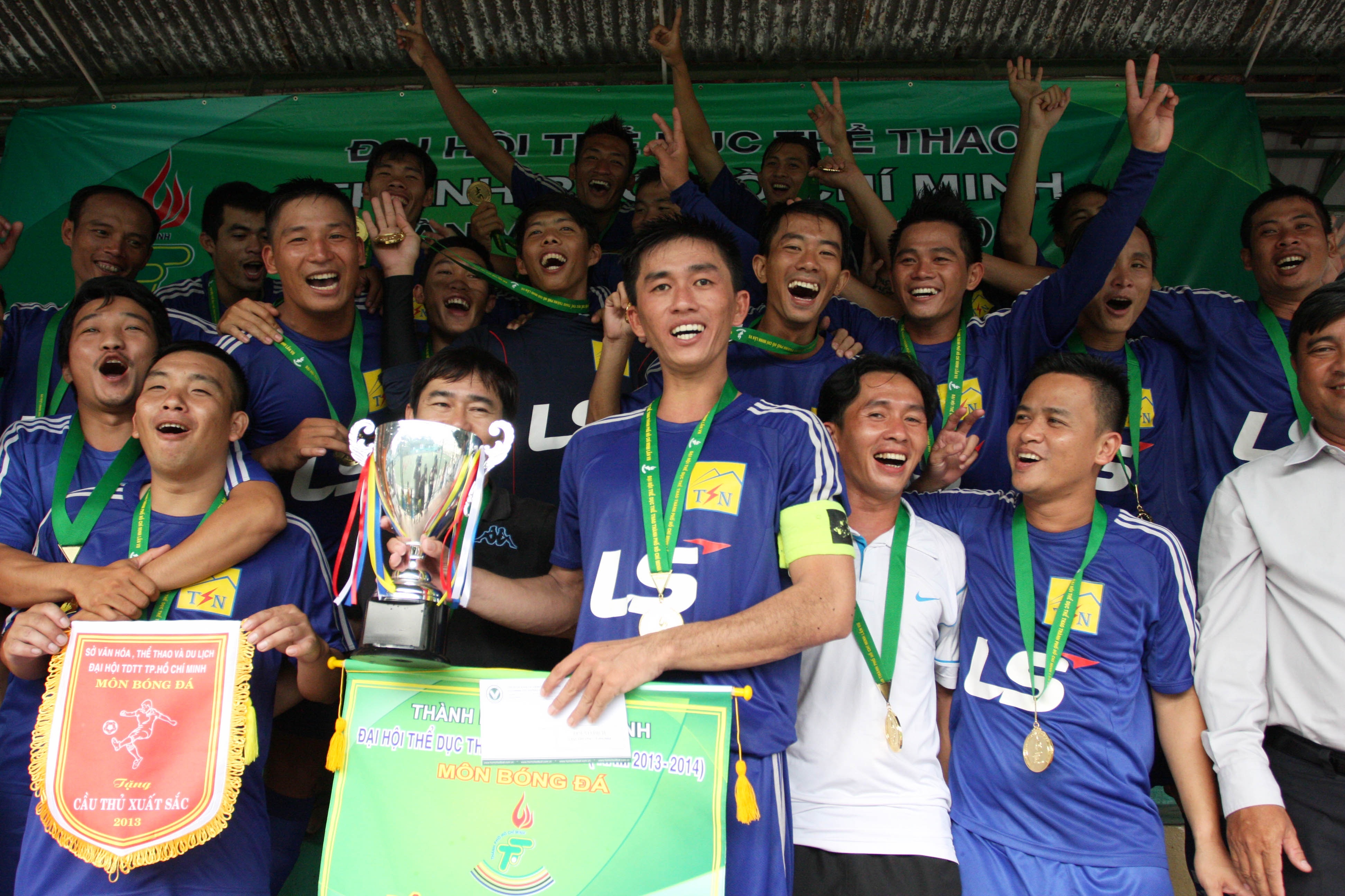 Thai Son Nam Q.8 vo dich mon bong da DH TDTT TP.HCM 2013 hinh anh