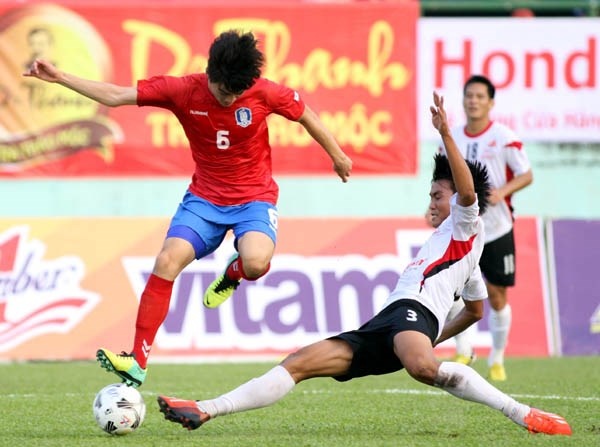 Doi sinh vien Han Quoc lam be mat cac dai gia bong da VN hinh anh