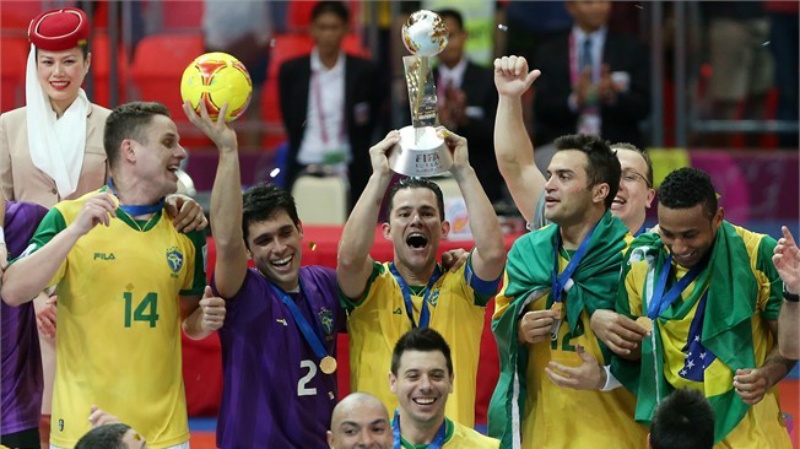 Doi VDTG Futsal den Viet Nam du giai tu hung hinh anh