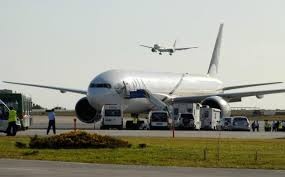 May bay Trung Quoc ha canh khan cap vi bi doa bom hinh anh