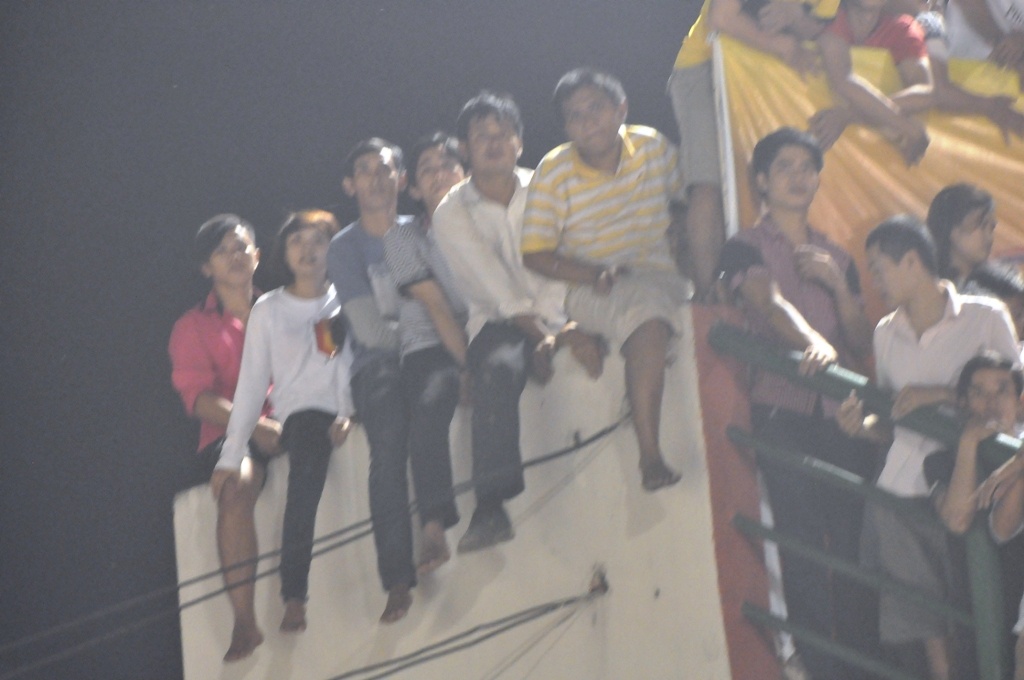 CDV Binh Duong 'dua voi tu than' de xem bong da hinh anh