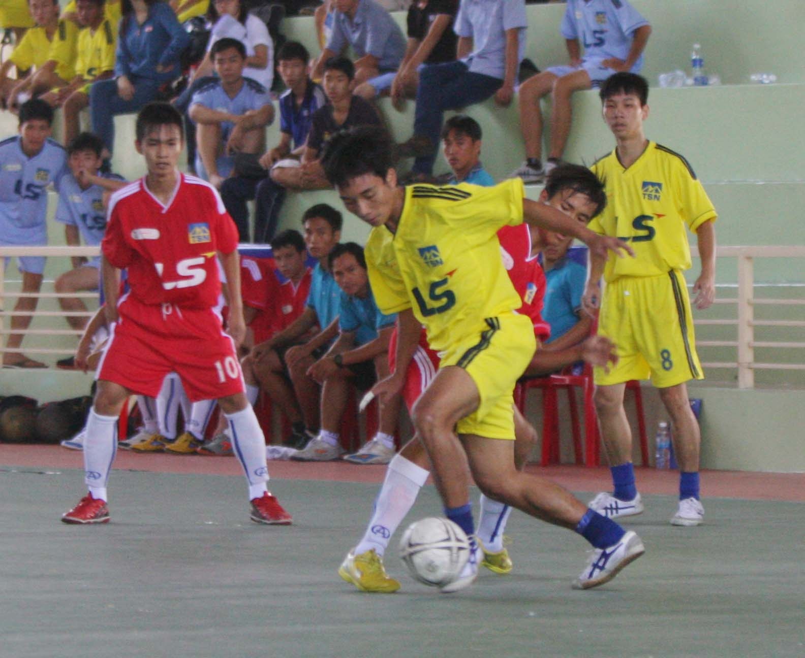 TP.HCM: Nao nhiet giai bong da Futsal hoc sinh THPT hinh anh