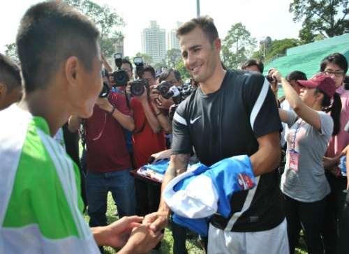 Cannavaro den Viet Nam du VCK bong da duong pho hinh anh
