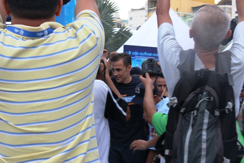 Cannavaro met nhoai vi CDV Viet Nam chen lan xin chu ky hinh anh