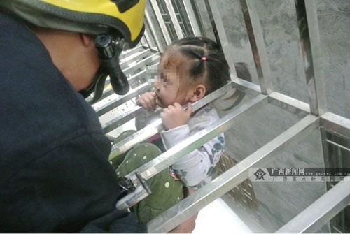 Be 3 tuoi lot chan song sat, lo lung giua troi hinh anh