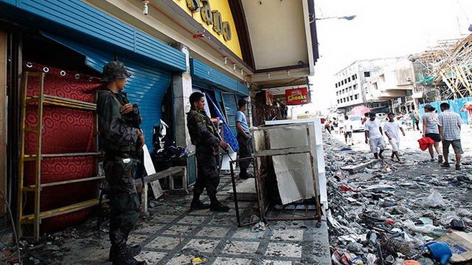 Philippines dua xe thiet giap den Tacloban hinh anh