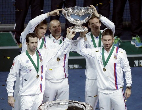 Stepanek lam lu mo Djokovic, dua Sec len ngoi Davis Cup hinh anh