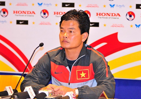 Thua mat mat 0-5, HLV DTVN van noi cung hinh anh