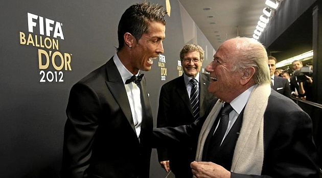 Blatter va FIFA bat ngo tiep suc cho Ronaldo gianh QBV hinh anh