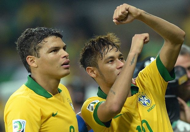 Thiago Silva quen Neymmar, bau QBV cho Messi hinh anh
