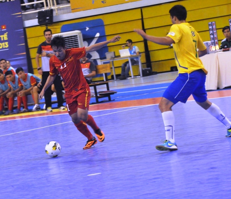 Tuyen futsal Viet Nam danh bai doi VDTG Brazil hinh anh