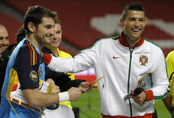 Casillas bau Qua bong vang cho Ronaldo hinh anh