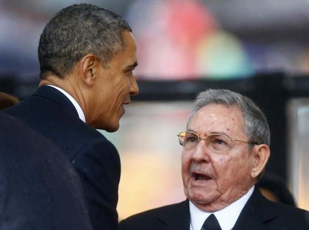 Cu bat tay lich su cua Obama trong le tuong niem Mandela hinh anh