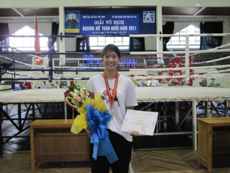 Son nu nguoi H’Mong gat vang nho dam boc hinh anh