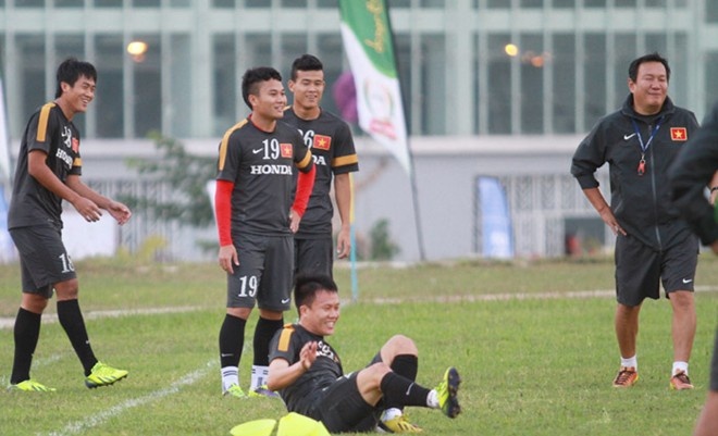 Tan Tai dong vien dan em  U23 truoc tran gap Lao hinh anh