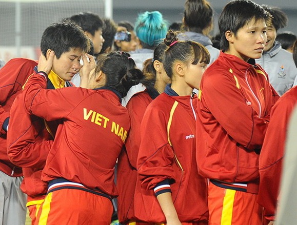 Chuyen tien thuong cua U23 cho tuyen nu Viet Nam hinh anh