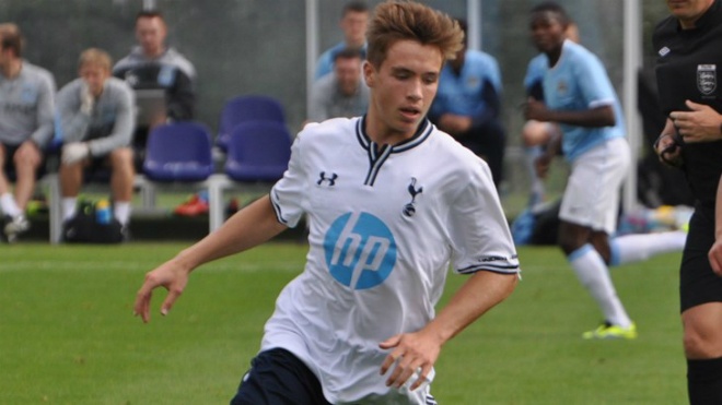 Than dong dien anh trong doi hinh U19 Tottenham hinh anh