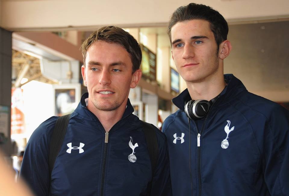 U19 Tottenham yeu cau y te theo tieu chuan chau Au hinh anh