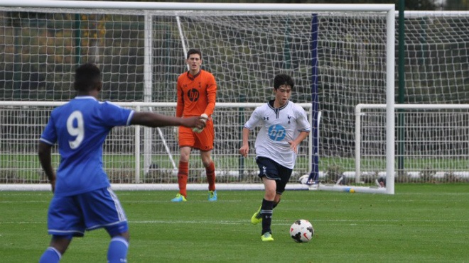 Cau thu lai Nhat trong doi hinh U19 Tottenham hinh anh