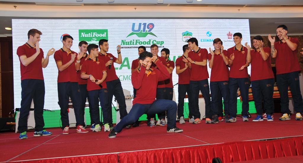 Cac doi U19 quoc te bieu dien van nghe chuyen nghiep hinh anh