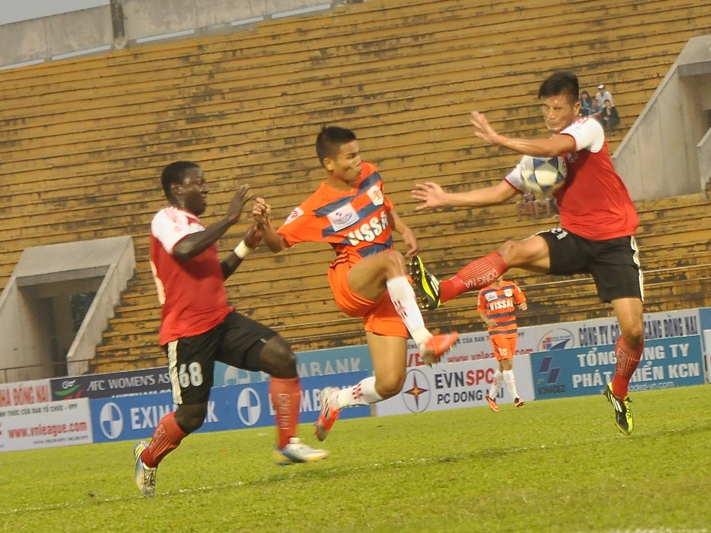 Cuu tien dao Barca B giup Dong Nai gianh 1 diem hinh anh