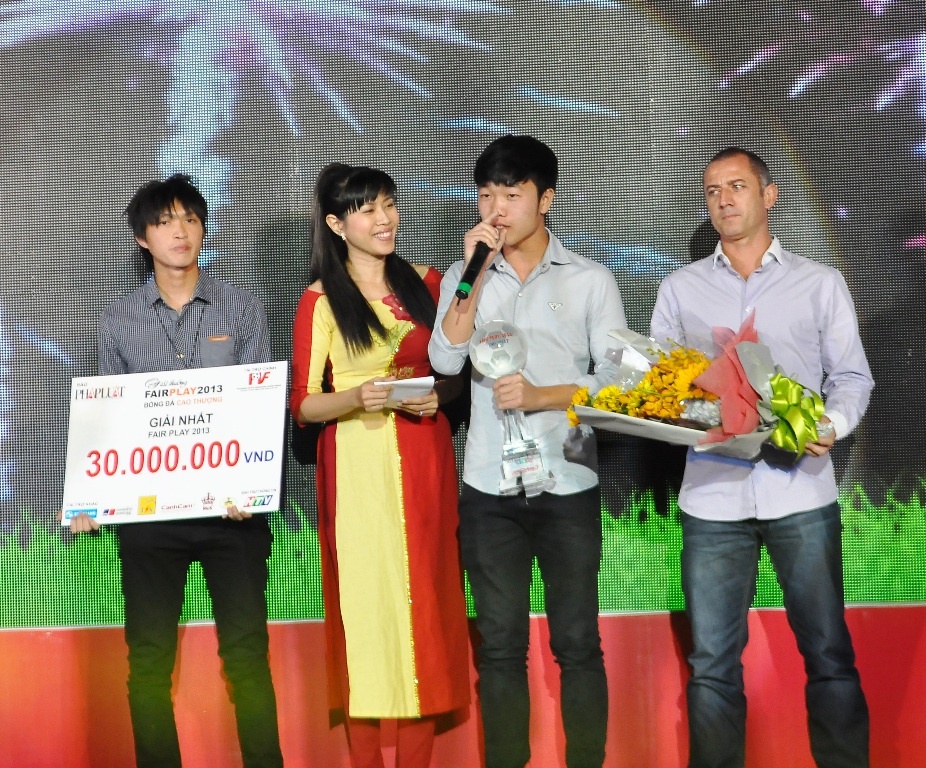 U19 Viet Nam doat giai Fair-Play 2013 hinh anh